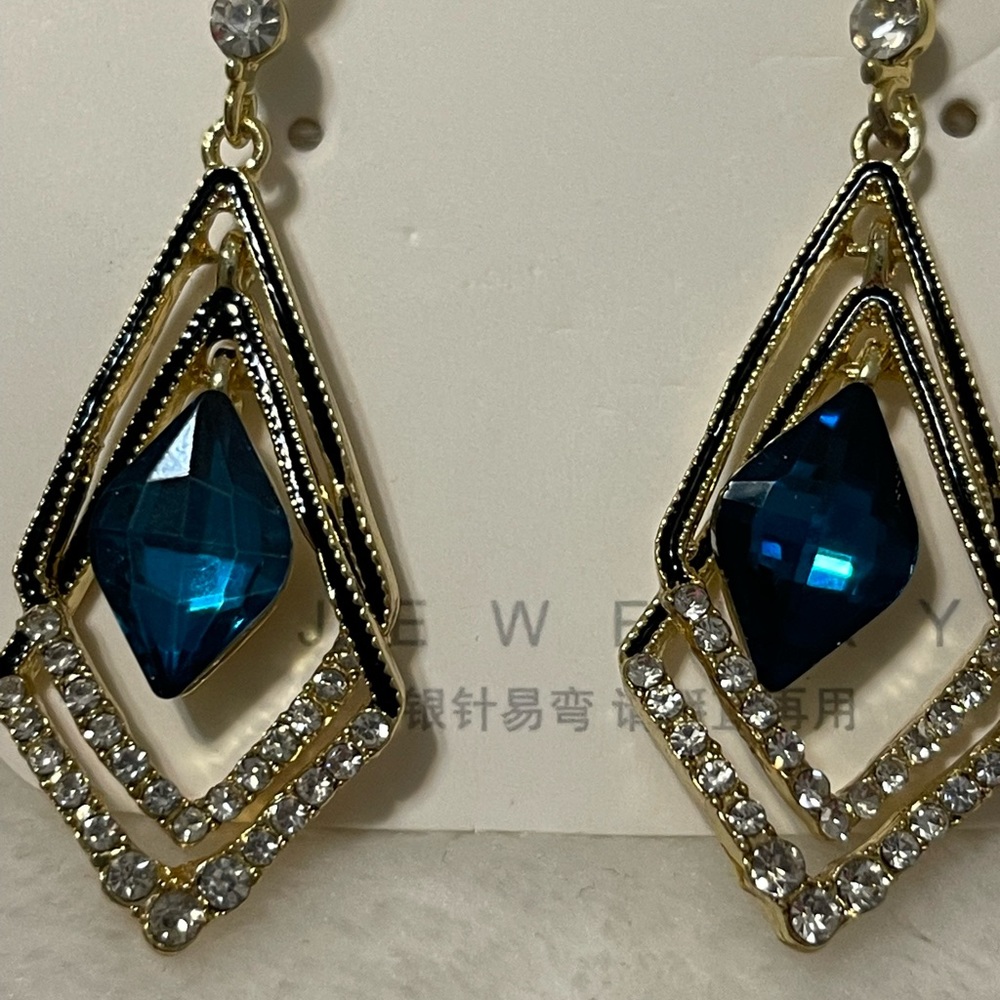 Beautiful NWOT pierced earrings. - Picture 2 of 6